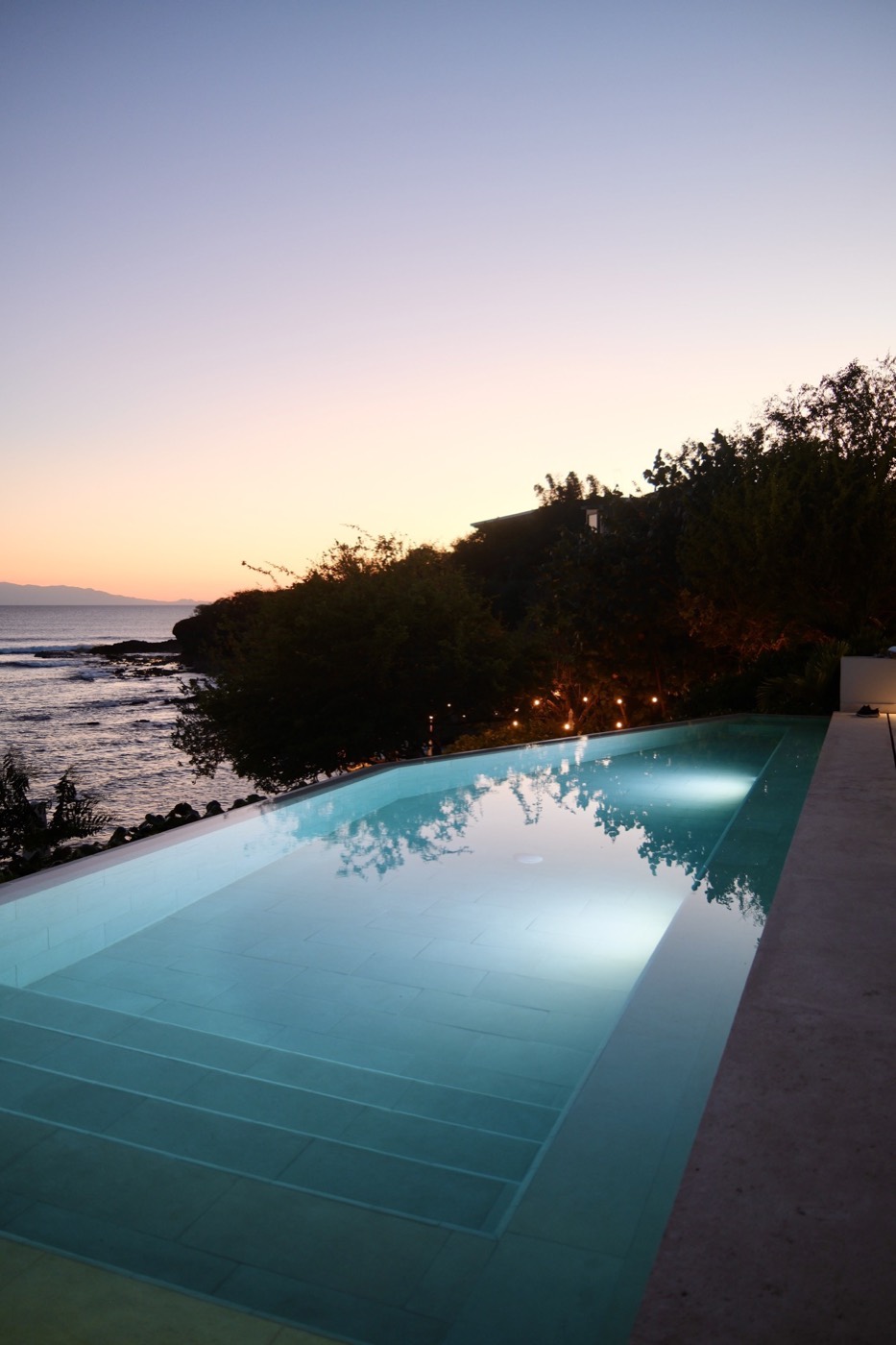 Casa Todos Juntos pool at sunset